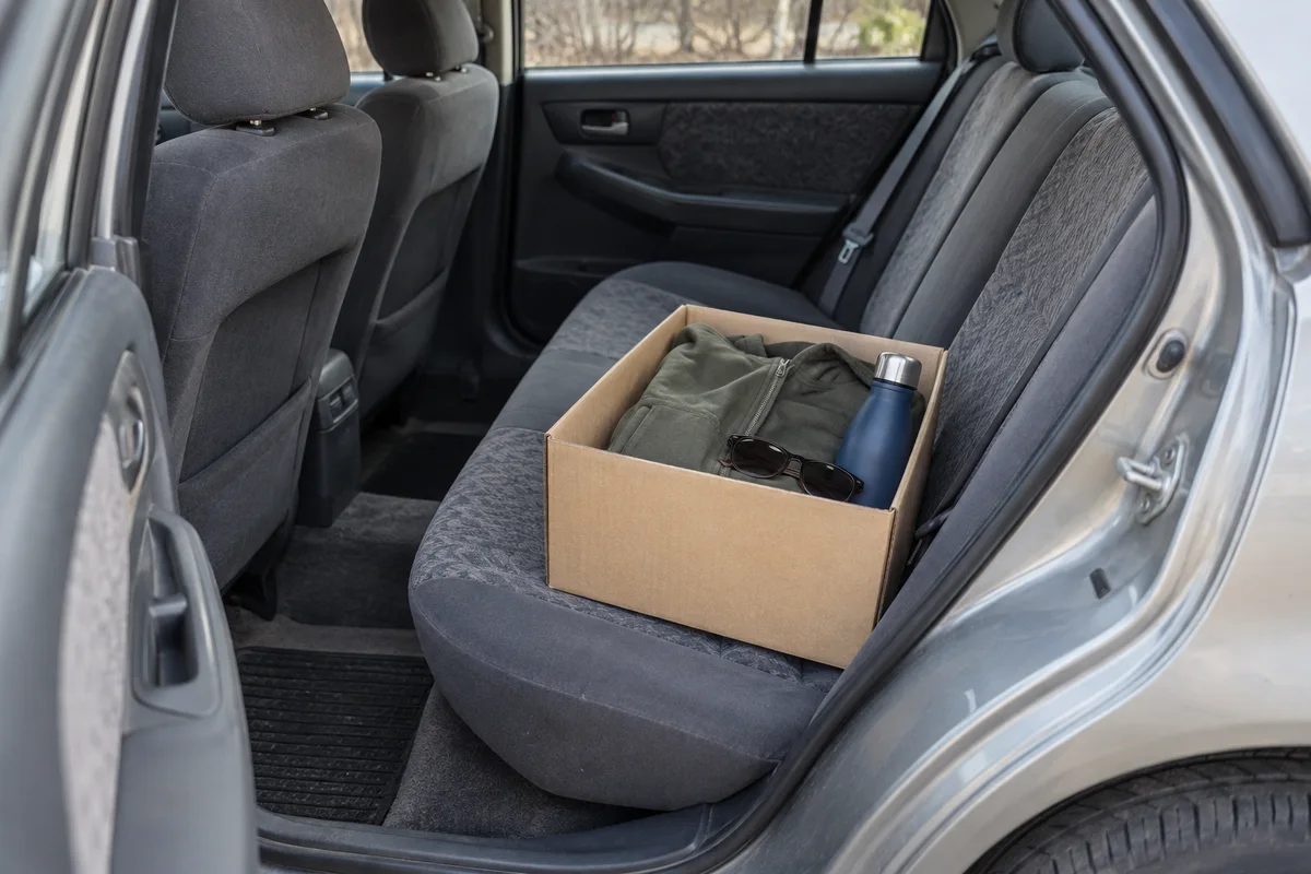 Des effets personnels rassemblés sur un siège de voiture.